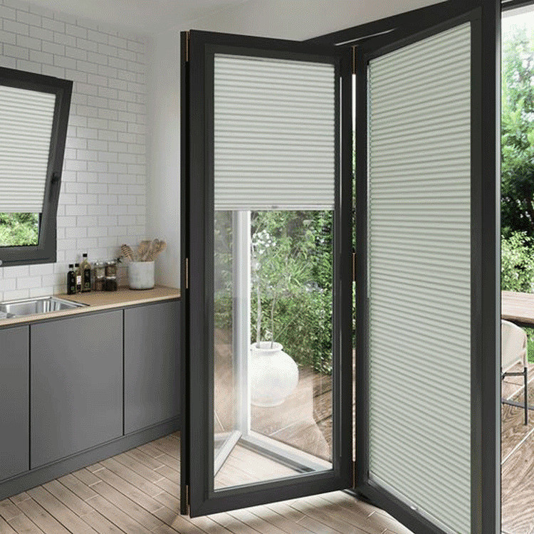 Porte bi-fold in lega di alluminio con inserti di vetro e facile manutenzione
