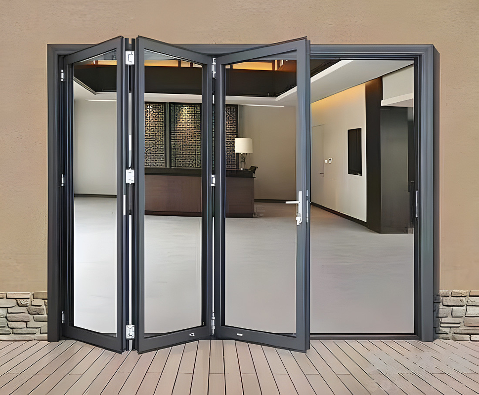 Porte bi-fold in lega di alluminio con inserti di vetro e facile manutenzione