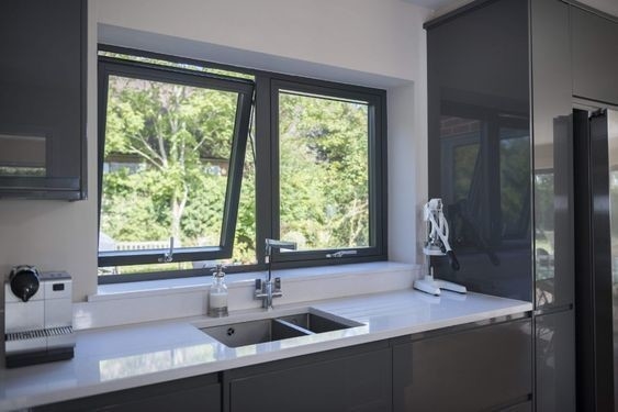 Progetto di decorazione domestica di vetro personalizzabile in alluminio con finestre appese in alto