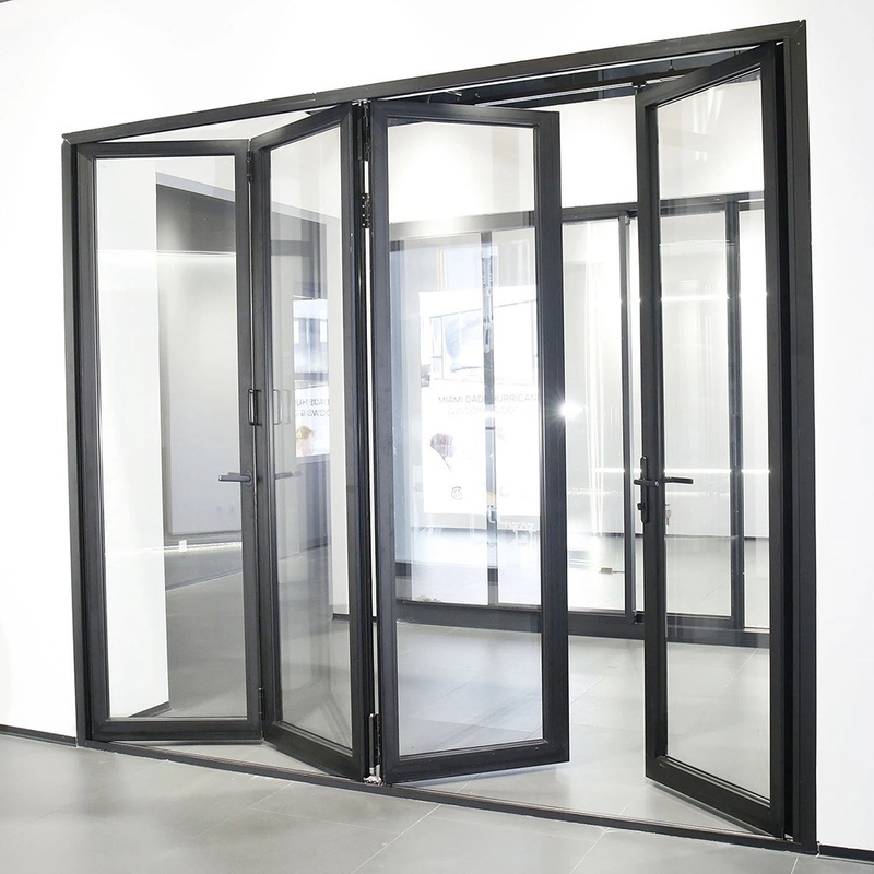 Porte a doppio ripiego in lega di alluminio in stile moderno e costruite su misura con aggiornamento in vetro triplex