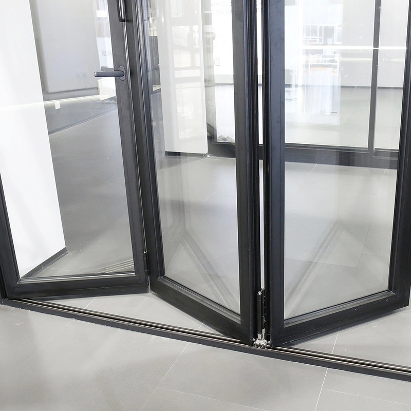 Porte a doppio ripiego in lega di alluminio in stile moderno e costruite su misura con aggiornamento in vetro triplex