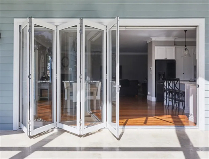 Porte a doppio ripiego impermeabili in alluminio per edifici con coefficiente di isolamento termico ≤ 2,1