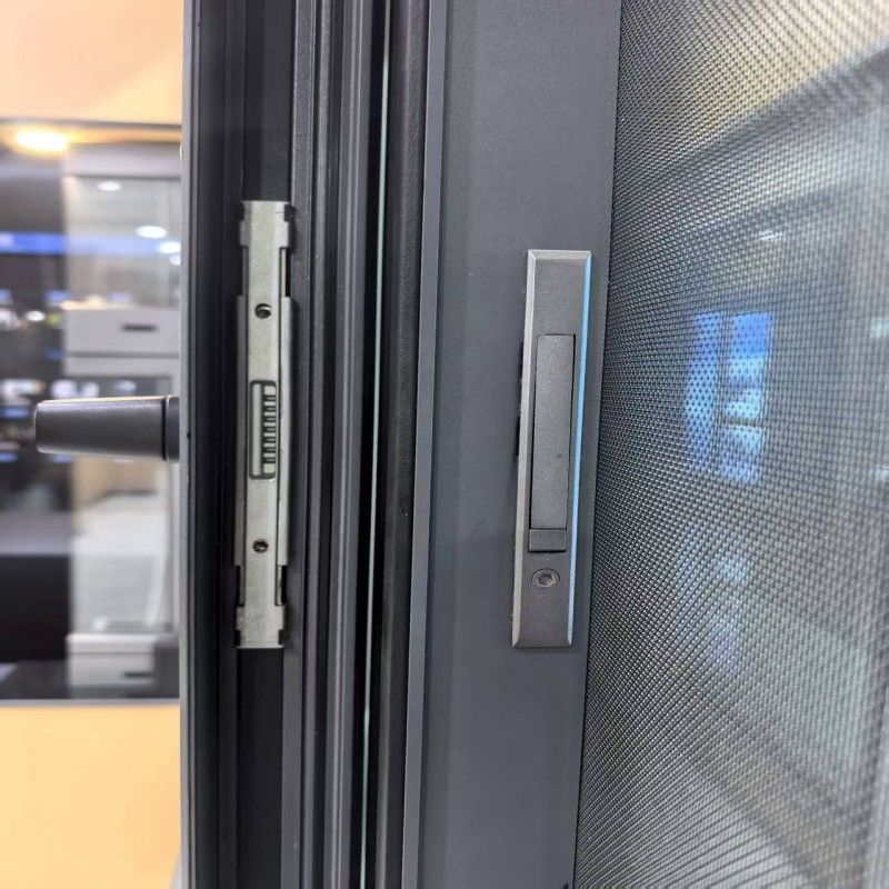 Finestra scorrevole a doppio vetro in alluminio ad alta efficienza energetica con isolamento termico superiore