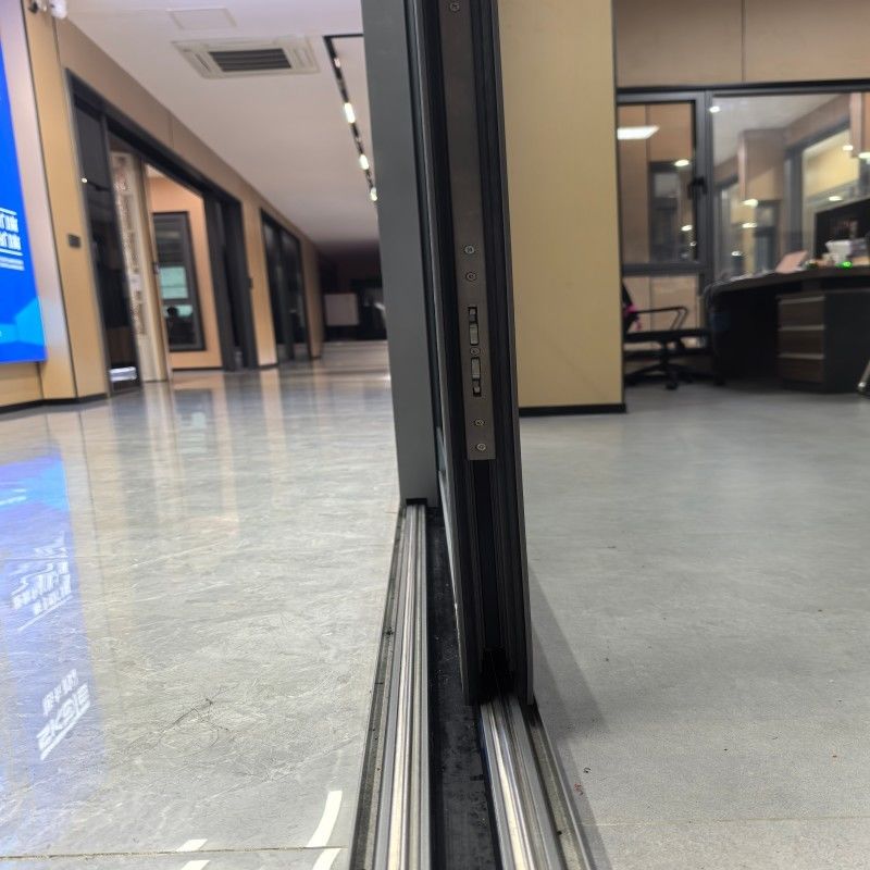 Porte impermeabili elevatori e scorrevoli in alluminio per case e uffici personalizzabili