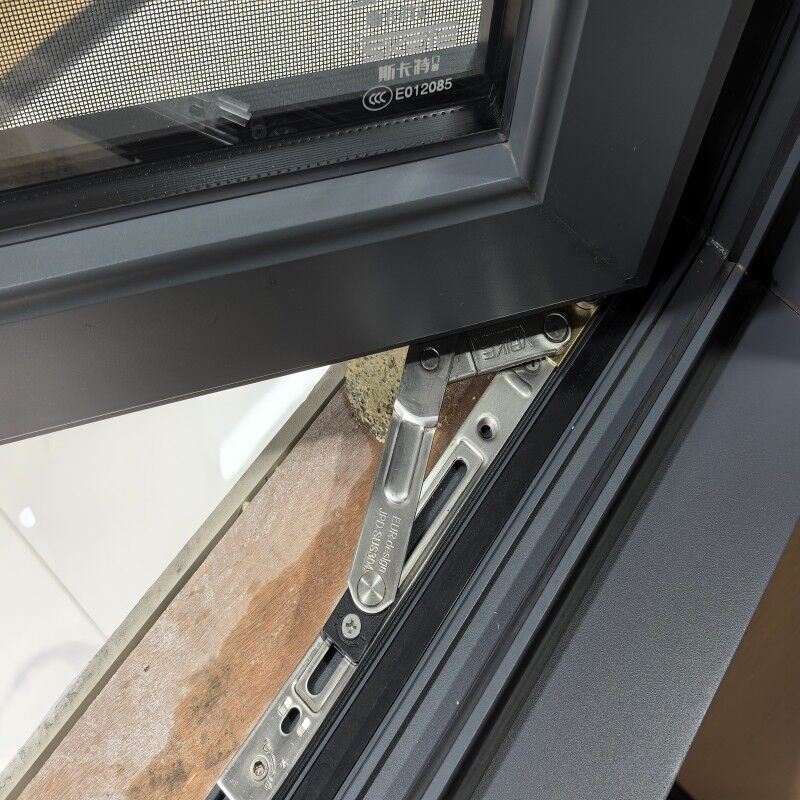 Finestra a battente in alluminio dal design moderno certificata NFRC con verniciatura a polvere e molteplici strati di tenuta