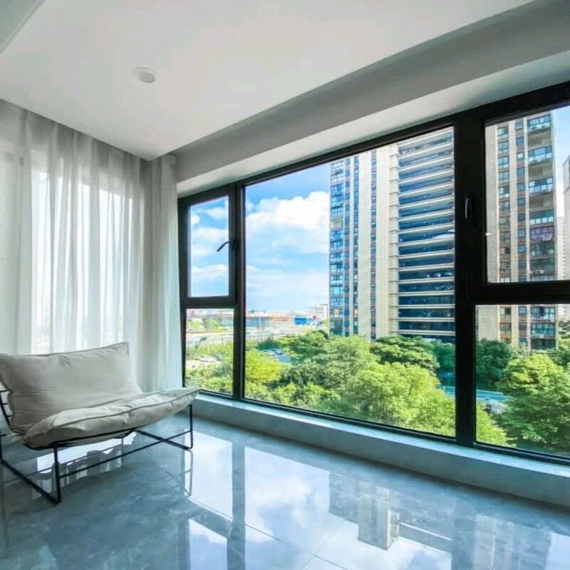 Finestra in alluminio certificata dal titolo 24 della California con sistema di bloccaggio multipunto e cerniere rinforzate per case moderne